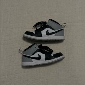 Nike Jordan 1 mid shoes